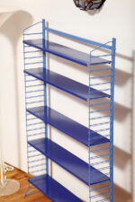 Modułowa wolnostojąca szafka/regał/biblioteczka na metalowej niebieskiej konstrukcji z pięcioma metalowymi półkami z regulowaną wysokością, Drentea, Holandia, lata 60. - obrazek 40
