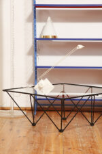 Kwadratowy stolik kawowy na metalowej czarnej konstrukcji ze szklanym przeźroczystym hartowanym blatem w stylu "Alanda" projektu Paolo Piva dla B&B Italia, lata 80. - obrazek 38