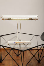 Biała duża jednopunktowa metalowa industrialna lampa biurkowa ze zdejmowanym kloszem z jarzeniówką, Woja Holland, Holandia, lata 80. - obrazek 38