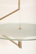 Duża lampa sufitowa "Olympia 2731" z okrągłym masywnym szklanym kloszem w kształcie koła zawieszonym na stalowej złotej konstrukcji, projekt Daniel Puppa dla Fontana Arte/Mediolan, Włochy, wzór z 1984 roku - obrazek 37