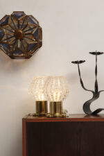 Dwie jednopunktowe metalowe lampki biurkowe/nocne/kinkiety ze szklanymi grubo ciętymi kloszami i podstawami w kolorze starego złota, Lustry Kamenický Šenov, Czechosłowacja, lata 60. - obrazek 38