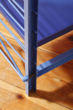 Modułowa wolnostojąca szafka/regał/biblioteczka na metalowej niebieskiej konstrukcji z pięcioma metalowymi półkami z regulowaną wysokością, Drentea, Holandia, lata 60. - obrazek 41