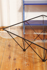 Kwadratowy stolik kawowy na metalowej czarnej konstrukcji ze szklanym przeźroczystym hartowanym blatem w stylu "Alanda" projektu Paolo Piva dla B&B Italia, lata 80. - obrazek 39