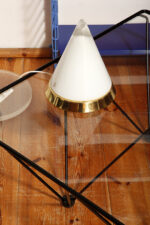 Nieduża ciężka jednopunktowa stożkowa mlecznobiała szklana lampka nocna/biurkowa "Kibo" z okrągłą złotą metalową podstawą, Peill & Putzler, Niemcy, lata 70 - obrazek 39