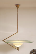 Duża lampa sufitowa "Olympia 2731" z okrągłym masywnym szklanym kloszem w kształcie koła zawieszonym na stalowej złotej konstrukcji, projekt Daniel Puppa dla Fontana Arte/Mediolan, Włochy, wzór z 1984 roku - obrazek 38