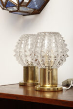 Dwie jednopunktowe metalowe lampki biurkowe/nocne/kinkiety ze szklanymi grubo ciętymi kloszami i podstawami w kolorze starego złota, Lustry Kamenický Šenov, Czechosłowacja, lata 60. - obrazek 39