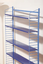 Modułowa wolnostojąca szafka/regał/biblioteczka na metalowej niebieskiej konstrukcji z pięcioma metalowymi półkami z regulowaną wysokością, Drentea, Holandia, lata 60. - obrazek 42