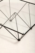 Kwadratowy stolik kawowy na metalowej czarnej konstrukcji ze szklanym przeźroczystym hartowanym blatem w stylu "Alanda" projektu Paolo Piva dla B&B Italia, lata 80. - obrazek 40