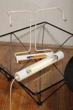 Biała duża jednopunktowa metalowa industrialna lampa biurkowa ze zdejmowanym kloszem z jarzeniówką, Woja Holland, Holandia, lata 80. - obrazek 40