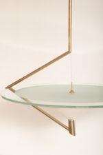 Duża lampa sufitowa "Olympia 2731" z okrągłym masywnym szklanym kloszem w kształcie koła zawieszonym na stalowej złotej konstrukcji, projekt Daniel Puppa dla Fontana Arte/Mediolan, Włochy, wzór z 1984 roku - obrazek 39