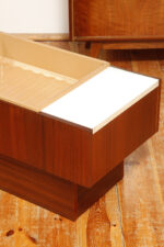 Prostokątny mahoniowy kwietnik/ława/stolik pomocnik/stolik kawowy z dwoma szklanymi białymi blatami i plastikowym wyjmowanym wkładem na kwiaty, Czechosłowacja, lata 70. - obrazek 47