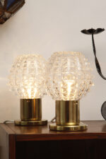 Dwie jednopunktowe metalowe lampki biurkowe/nocne/kinkiety ze szklanymi grubo ciętymi kloszami i podstawami w kolorze starego złota, Lustry Kamenický Šenov, Czechosłowacja, lata 60. - obrazek 40