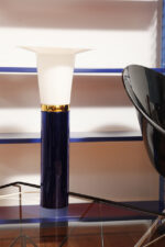 Wysoka jednopunktowa lampa stołowa ze szklaną ciemnogranatową podstawą i mlecznobiałym białym akrylowym klosze z rondem, projekt Uno & Östen Kristiansson dla Luxus, Szwecja, lata 70. - obrazek 4