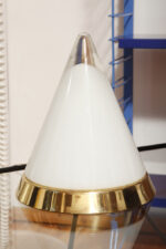 Nieduża ciężka jednopunktowa stożkowa mlecznobiała szklana lampka nocna/biurkowa "Kibo" z okrągłą złotą metalową podstawą, Peill & Putzler, Niemcy, lata 70 - obrazek 6