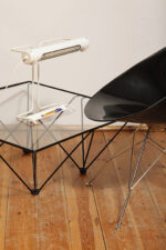 Biała duża jednopunktowa metalowa industrialna lampa biurkowa ze zdejmowanym kloszem z jarzeniówką, Woja Holland, Holandia, lata 80. - obrazek 4