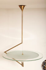 Duża lampa sufitowa "Olympia 2731" z okrągłym masywnym szklanym kloszem w kształcie koła zawieszonym na stalowej złotej konstrukcji, projekt Daniel Puppa dla Fontana Arte/Mediolan, Włochy, wzór z 1984 roku - obrazek 4