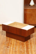 Prostokątny mahoniowy kwietnik/ława/stolik pomocnik/stolik kawowy z dwoma szklanymi białymi blatami i plastikowym wyjmowanym wkładem na kwiaty, Czechosłowacja, lata 70. - obrazek 5