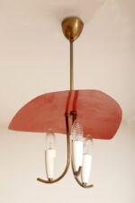 Trzypunktowa metalowa lampa wisząca/sufitowa z trzema zakrzywionymi ramionami w kolorze starego złota zakończonymi źródłami światła z metalowym czerwonym lekko profilowanym trójkątnym kloszem nad nimi, Mid Century Modern, Niemcy, lata 50. - obrazek 4