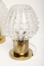 Dwie jednopunktowe metalowe lampki biurkowe/nocne/kinkiety ze szklanymi grubo ciętymi kloszami i podstawami w kolorze starego złota, Lustry Kamenický Šenov, Czechosłowacja, lata 60. - obrazek 4