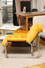 Niski i szeroki fotel "Borkum" z poduchą i podłokietnikami z żółtego weluru osadzonych na metalowej chromowanej konstrukcji, projekt Johan Bertil Häggström, Ikea, Szwecja, wzór z 1978 roku - obrazek 5