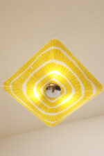 Żółta kwadratowa szklana trzypunktowa lampa sufitowa „Parasolka” z geometrycznym wzorem, Napako, Czechosłowacja, lata 60. - obrazek 4