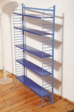 Modułowa wolnostojąca szafka/regał/biblioteczka na metalowej niebieskiej konstrukcji z pięcioma metalowymi półkami z regulowaną wysokością, Drentea, Holandia, lata 60. - obrazek 43