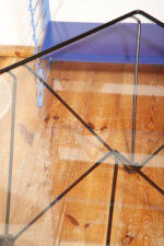 Kwadratowy stolik kawowy na metalowej czarnej konstrukcji ze szklanym przeźroczystym hartowanym blatem w stylu "Alanda" projektu Paolo Piva dla B&B Italia, lata 80. - obrazek 41