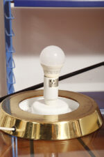 Nieduża ciężka jednopunktowa stożkowa mlecznobiała szklana lampka nocna/biurkowa "Kibo" z okrągłą złotą metalową podstawą, Peill & Putzler, Niemcy, lata 70 - obrazek 41