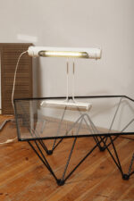 Biała duża jednopunktowa metalowa industrialna lampa biurkowa ze zdejmowanym kloszem z jarzeniówką, Woja Holland, Holandia, lata 80. - obrazek 41