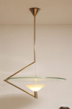 Duża lampa sufitowa "Olympia 2731" z okrągłym masywnym szklanym kloszem w kształcie koła zawieszonym na stalowej złotej konstrukcji, projekt Daniel Puppa dla Fontana Arte/Mediolan, Włochy, wzór z 1984 roku - obrazek 40