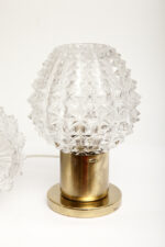 Dwie jednopunktowe metalowe lampki biurkowe/nocne/kinkiety ze szklanymi grubo ciętymi kloszami i podstawami w kolorze starego złota, Lustry Kamenický Šenov, Czechosłowacja, lata 60. - obrazek 41