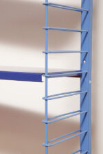Modułowa wolnostojąca szafka/regał/biblioteczka na metalowej niebieskiej konstrukcji z pięcioma metalowymi półkami z regulowaną wysokością, Drentea, Holandia, lata 60. - obrazek 44