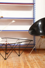 Kwadratowy stolik kawowy na metalowej czarnej konstrukcji ze szklanym przeźroczystym hartowanym blatem w stylu "Alanda" projektu Paolo Piva dla B&B Italia, lata 80. - obrazek 42