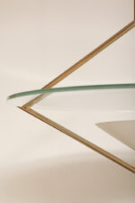 Duża lampa sufitowa "Olympia 2731" z okrągłym masywnym szklanym kloszem w kształcie koła zawieszonym na stalowej złotej konstrukcji, projekt Daniel Puppa dla Fontana Arte/Mediolan, Włochy, wzór z 1984 roku - obrazek 41