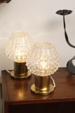 Dwie jednopunktowe metalowe lampki biurkowe/nocne/kinkiety ze szklanymi grubo ciętymi kloszami i podstawami w kolorze starego złota, Lustry Kamenický Šenov, Czechosłowacja, lata 60. - obrazek 42