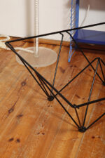 Kwadratowy stolik kawowy na metalowej czarnej konstrukcji ze szklanym przeźroczystym hartowanym blatem w stylu "Alanda" projektu Paolo Piva dla B&B Italia, lata 80. - obrazek 43