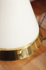 Nieduża ciężka jednopunktowa stożkowa mlecznobiała szklana lampka nocna/biurkowa "Kibo" z okrągłą złotą metalową podstawą, Peill & Putzler, Niemcy, lata 70 - obrazek 43