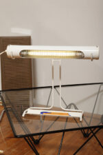 Biała duża jednopunktowa metalowa industrialna lampa biurkowa ze zdejmowanym kloszem z jarzeniówką, Woja Holland, Holandia, lata 80. - obrazek 43