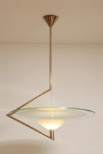 Duża lampa sufitowa "Olympia 2731" z okrągłym masywnym szklanym kloszem w kształcie koła zawieszonym na stalowej złotej konstrukcji, projekt Daniel Puppa dla Fontana Arte/Mediolan, Włochy, wzór z 1984 roku - obrazek 42