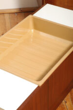 Prostokątny mahoniowy kwietnik/ława/stolik pomocnik/stolik kawowy z dwoma szklanymi białymi blatami i plastikowym wyjmowanym wkładem na kwiaty, Czechosłowacja, lata 70. - obrazek 50