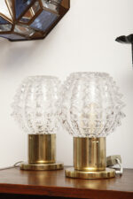 Dwie jednopunktowe metalowe lampki biurkowe/nocne/kinkiety ze szklanymi grubo ciętymi kloszami i podstawami w kolorze starego złota, Lustry Kamenický Šenov, Czechosłowacja, lata 60. - obrazek 43