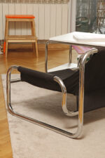 Niski i szeroki fotel "Borkum" z poduchą i podłokietnikami z żółtego weluru osadzonych na metalowej chromowanej konstrukcji, projekt Johan Bertil Häggström, Ikea, Szwecja, wzór z 1978 roku - obrazek 48