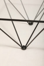 Kwadratowy stolik kawowy na metalowej czarnej konstrukcji ze szklanym przeźroczystym hartowanym blatem w stylu "Alanda" projektu Paolo Piva dla B&B Italia, lata 80. - obrazek 44