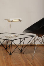 Biała duża jednopunktowa metalowa industrialna lampa biurkowa ze zdejmowanym kloszem z jarzeniówką, Woja Holland, Holandia, lata 80. - obrazek 44