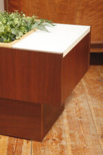 Prostokątny mahoniowy kwietnik/ława/stolik pomocnik/stolik kawowy z dwoma szklanymi białymi blatami i plastikowym wyjmowanym wkładem na kwiaty, Czechosłowacja, lata 70. - obrazek 51