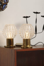 Dwie jednopunktowe metalowe lampki biurkowe/nocne/kinkiety ze szklanymi grubo ciętymi kloszami i podstawami w kolorze starego złota, Lustry Kamenický Šenov, Czechosłowacja, lata 60. - obrazek 44