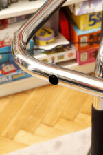 Niski i szeroki fotel "Borkum" z poduchą i podłokietnikami z żółtego weluru osadzonych na metalowej chromowanej konstrukcji, projekt Johan Bertil Häggström, Ikea, Szwecja, wzór z 1978 roku - obrazek 49