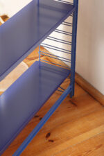 Modułowa wolnostojąca szafka/regał/biblioteczka na metalowej niebieskiej konstrukcji z pięcioma metalowymi półkami z regulowaną wysokością, Drentea, Holandia, lata 60. - obrazek 47