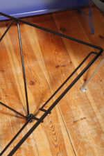 Kwadratowy stolik kawowy na metalowej czarnej konstrukcji ze szklanym przeźroczystym hartowanym blatem w stylu "Alanda" projektu Paolo Piva dla B&B Italia, lata 80. - obrazek 45