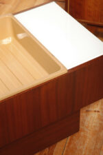 Prostokątny mahoniowy kwietnik/ława/stolik pomocnik/stolik kawowy z dwoma szklanymi białymi blatami i plastikowym wyjmowanym wkładem na kwiaty, Czechosłowacja, lata 70. - obrazek 52